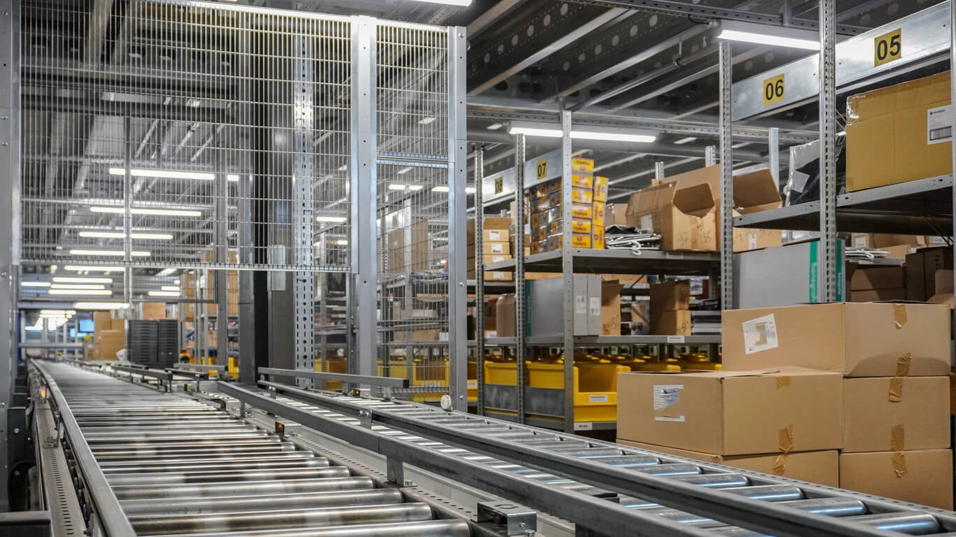 automatic conveyor system with several lines in two levels and conveyor lift